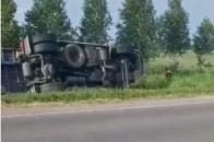 На волинській трасі вантажівка з'їхала у кювет та перевернулась (відео)