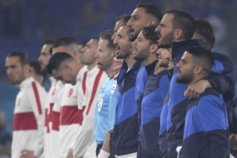 Неймовірно зворушливі кадри: фанат перед стартовим матчем Євро-2020 зробив пропозицію коханій