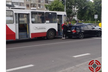 ДТП у Луцьку: зіткнулися тролейбус та легковик (фото)