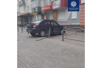Вирішив розвернутися серед дороги: у Луцьку авто вилетіло на тротуар