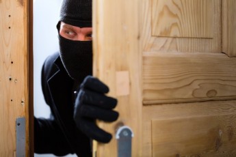 У Луцьку зловмисник проник до квартири, погрожуючи власнику ножем