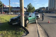 У Луцьку біля перехрестя Volkswagen влетів у стовп