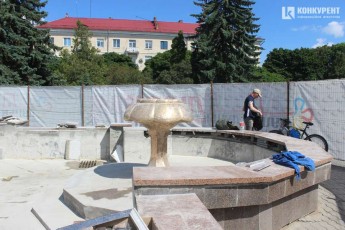 Показали, як ремонтують фонтан у центрі Луцька