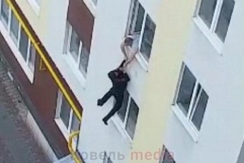 У місті на Волині чоловік стрибнув з вікна багатоповерхівки, а потім встав і побіг (відео)