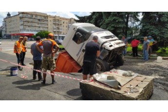 У Житомирі вантажівка провалилася під асфальт