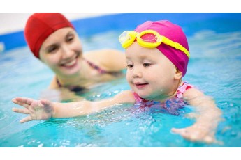 Як навчити дитину плавати: коли починати і як правильно це робити
