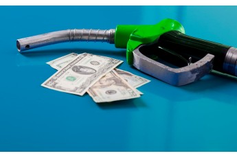 В Україні можуть злетіти ціни на бензин: нафта подорожчає до рекордної за сім років позначки