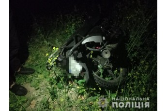 На Волині мотоцикліст на швидкості злетів у кювет