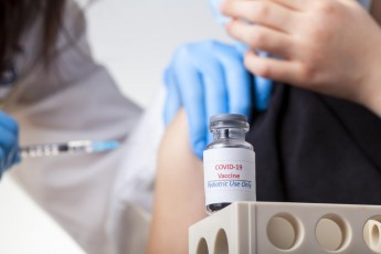 Фізрозчин замість вакцини: в Індії виявили 8 фейкових центрів COVID-щеплень