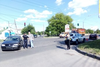 На перехресті у Луцьку – аварія: зіткнулись два автомобілі (фото)