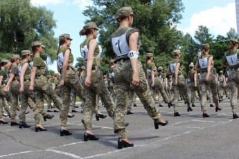 Міноборони звинуватили в сексизмі через підготовку до параду на підборах
