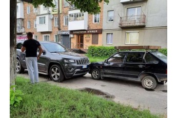 У місті на Волині зіткнулись LADA та Jeep (фото, відео)