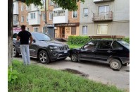 У місті на Волині зіткнулись LADA та Jeep (фото, відео)