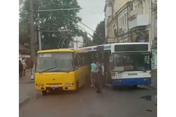 Біля міської ради у Луцьку зіткнулися маршрутка та тролейбус