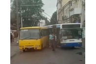 Біля міської ради у Луцьку зіткнулися маршрутка та тролейбус