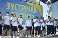Гучні оплески, прапори та «Червона рута»: як збірну України зустрічали після прильоту з Євро-2020 (фото, відео)