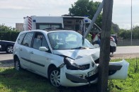 Постраждало двоє дітей: під Луцьком легковик влетів в стовп (фото)