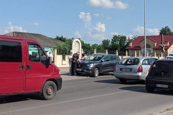 У Володимирі перед світлофором автівка зіткнулася з велосипедистом