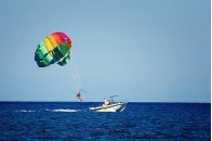 Обірвався канат: українка, катаючись на водному парашуті в Єгипті, з усієї сили влетіла головою в катер (відео)