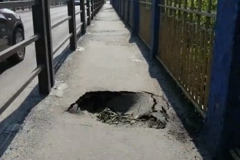На мості у Луцьку утворилося провалля (відео)