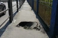 На мості у Луцьку утворилося провалля (відео)