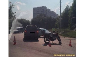 У Луцьку трапилась аварія за участі Opel та мотоцикла: є постраждалі (фото)