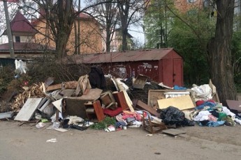 Як у Луцьку боротимуться з великогабаритним сміттям, що захаращує двори