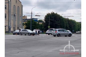 На Возз'єднання у Луцьку зіткнулися автівки (фото)
