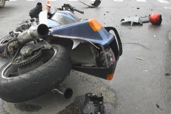 У місті на Волині в аварії важко травмувалася мотоциклістка (відео)