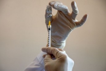 Може ухилитися від вакцин: з'явилося попередження про новий небезпечний штам COVID