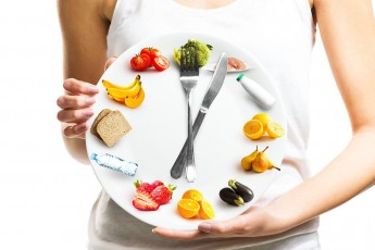 Чи можна їсти після шостої і харчуватися два рази в день: поради дієтологів