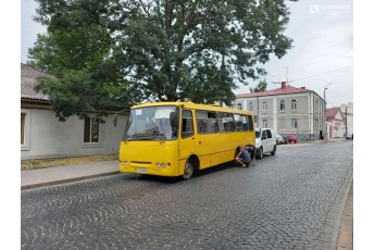 На Хмельницького у Луцьку в маршрутки відлетіло колесо