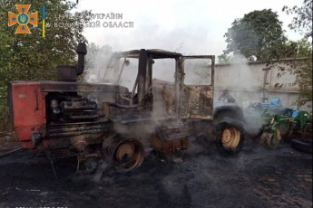На Волині згоріли трактор та причіп (фото)