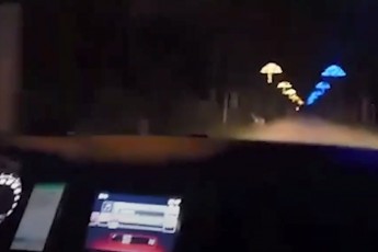 У Луцьку водій автомобіля вночі гасав доріжками парку (відео)