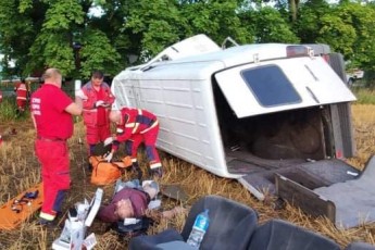 На Волині Mercedes злетів у кювет і перекинувся, є постраждалі