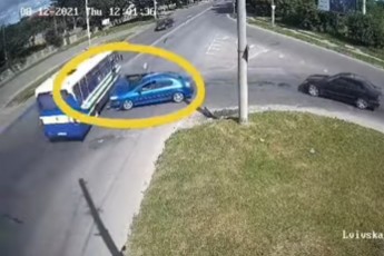 Опублікували відео зіткнення легковика з рейсовим автобусом у Луцьку