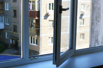 Вистрибнула у вікно: у Луцьку дівчина скоїла самогубство
