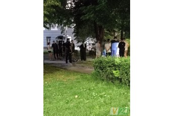 У Луцьку біля приміщення Нацполіції відбулася масова бійка зі стріляниною (фото, відео)