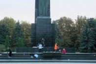 Скейтери та компанії: просять заборонити проводити дозвілля на Меморіалі у Луцьку