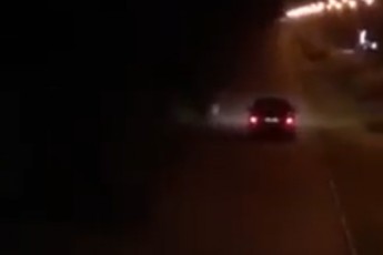 У Луцьку ввечері авто їздило центральною алеєю парку (відео)