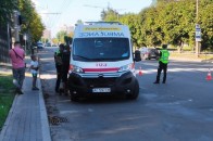 Раптово вибіг на дорогу: у Луцьку автівка збила 7-річного хлопчика (фото)