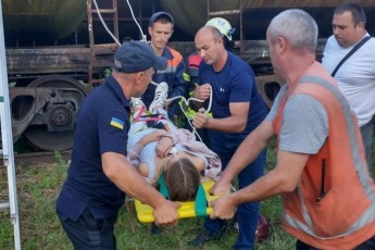 На Львівщині дівчина заради селфі вилізла на вагон та отримала удар струмом у три тисячі вольт