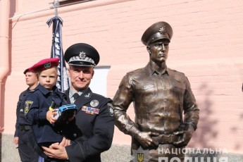 Глава Нацполіції Київщини відкрив схожий на себе пам'ятник до 30-річчя незалежності