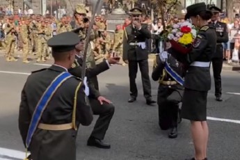 Військовий освідчився колезі під час репетиції параду до Дня Незалежності (відео)