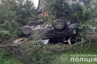 На Волині Range Rover на швидкості врізався у дерево та перекинувся, постраждала 18-річна дівчина (фото)